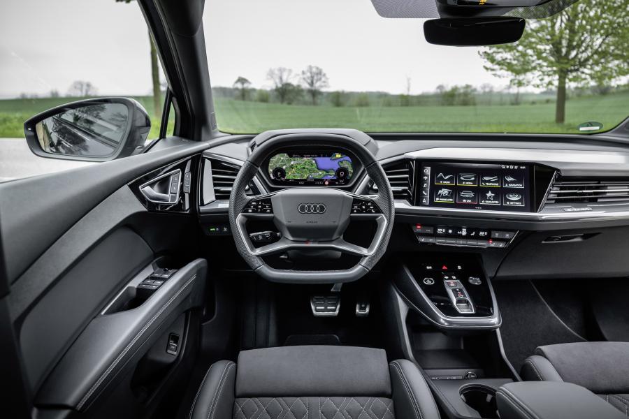 Панель приборов Audi Q4 Sportback 40 e-tron S line 2021 года  (WW) (фото 22 из 23)